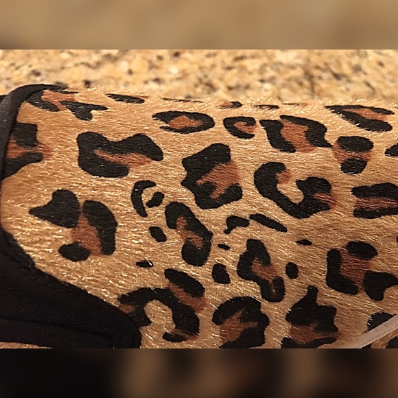 LAST 1! ❤️Amazing Quilted Leopard Sneakers! - Picture 3 of 4